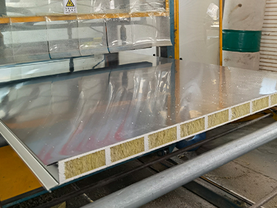 巖棉夾芯板在廠房建設(shè)中如何提升隔熱性能？